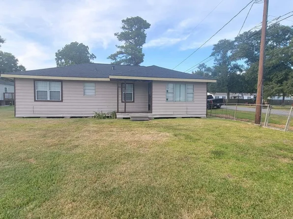 208 Battlebell Rd, Highlands, TX 77562