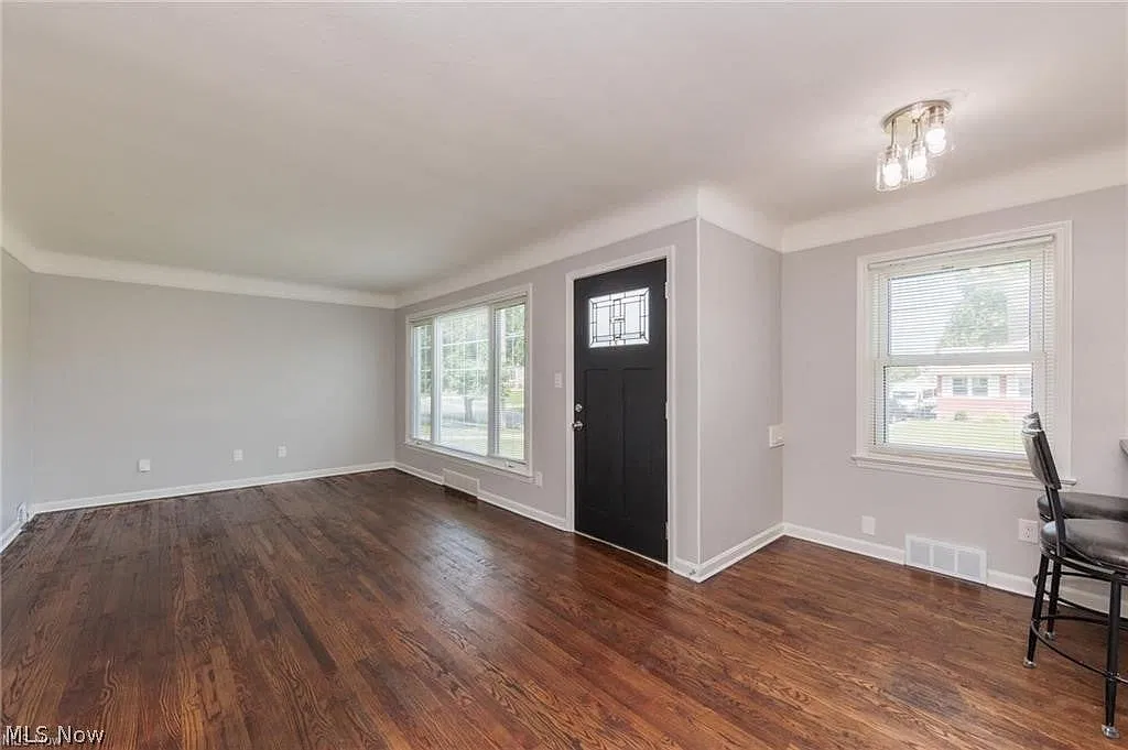 3 bed, $2,000 — Photo 3