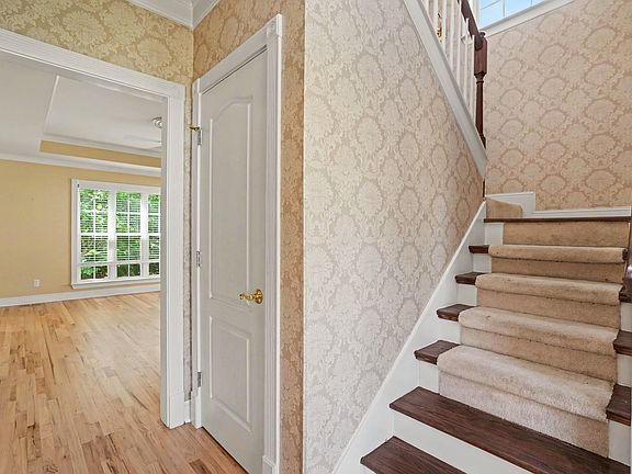 5th image of 511 Mountain View Ct