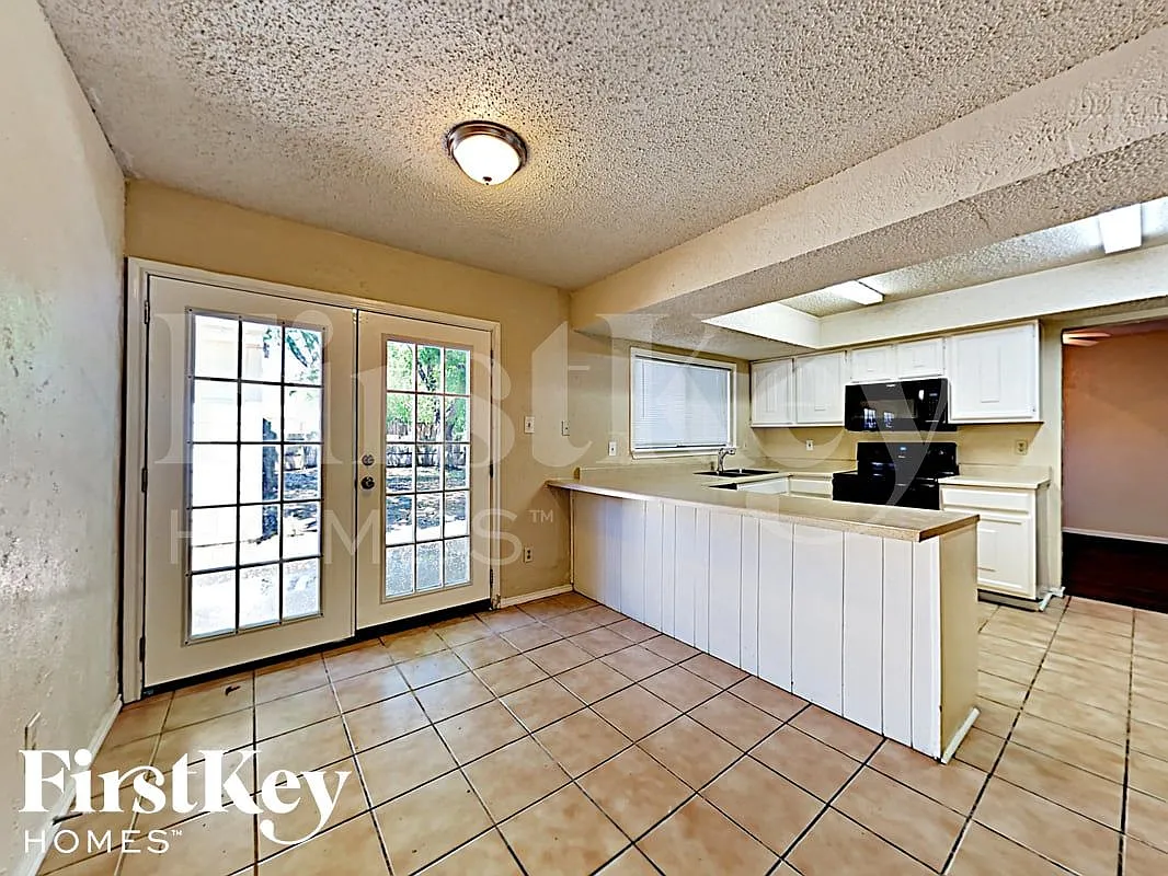 4 bed, 2.0 bath, 2420 sqft, $2,830 — Photo 3