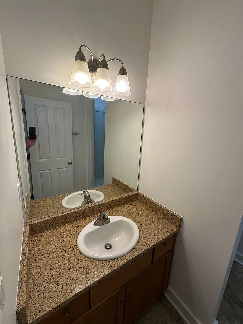 Downtown 3 Br/ 3.5 Ba Condo W/ Double Garage! — Photo 3