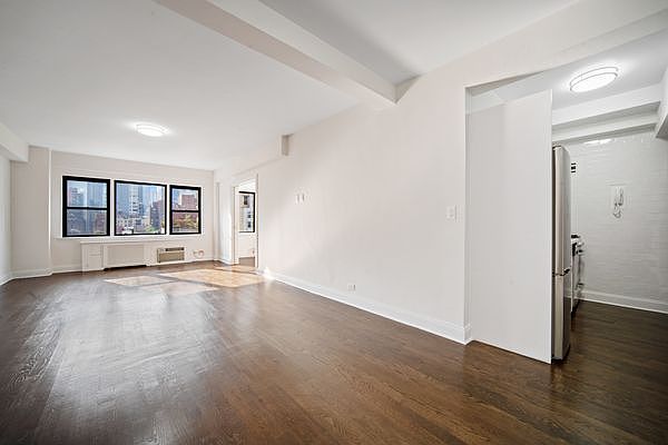 1st image of 20 Beekman Pl APT 8G