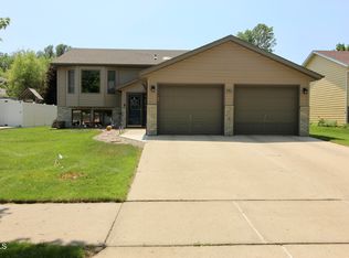 1011 20th St SE, Mandan, ND 58554