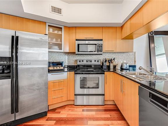5th image of 1750 N Bayshore Dr APT 3001