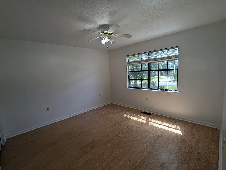 1410 Brittney Ln — Photo 12
