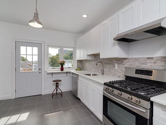 Large beautifully designed kitchen with high end appliances.