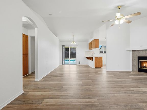 3rd image of 1098 Yosemite Dr