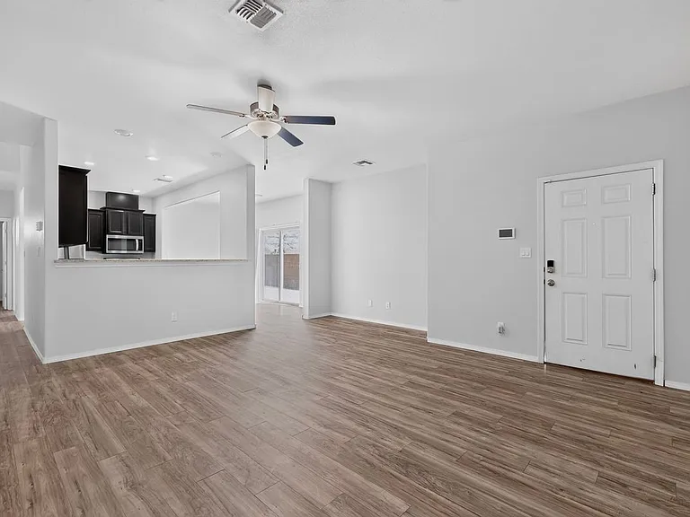 1504 Gulfstream Dr SE — Photo 4
