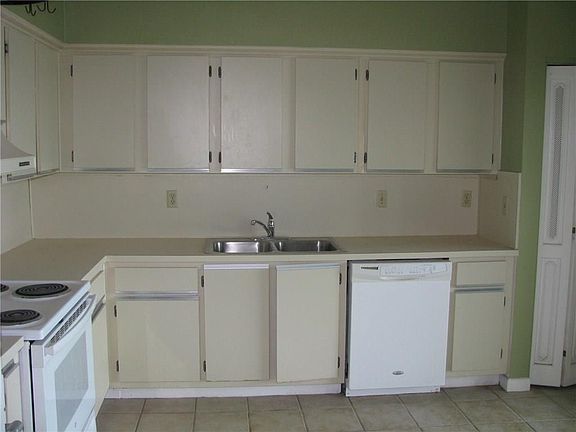 3rd image of 3206 S Lakeview Cir APT 203