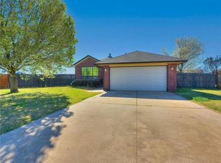 1924 Bluejay Ct, Moore, OK 73160