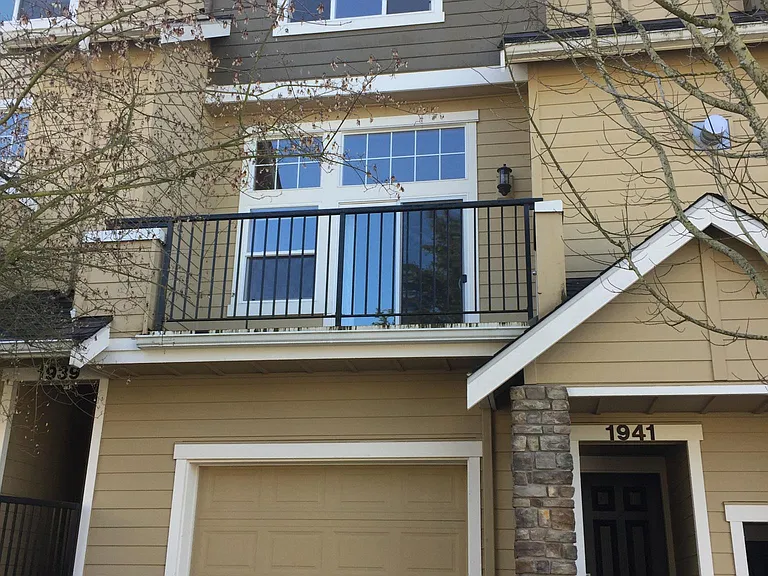 1941 NE Killian Ln — Photo 3