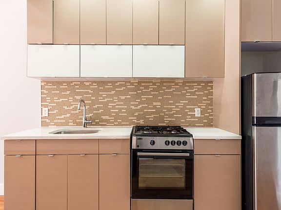 3rd image of 154 Woodward Ave APT 1L