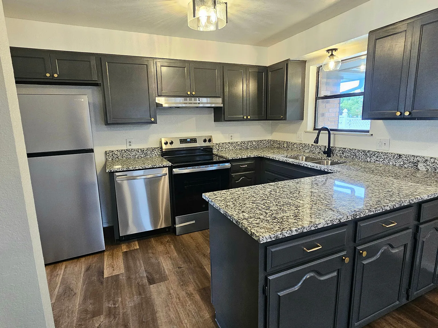 2 bed, 1.0 bath, $1,500 — Photo 3