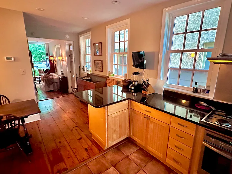 Kitchen (to entry)