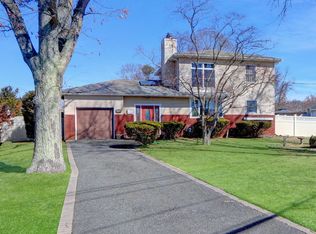 2049 Orinoco Dr, West Islip, NY 11795