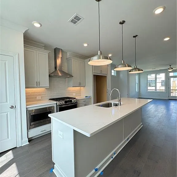 1112 Larkin Dr — Photo 1