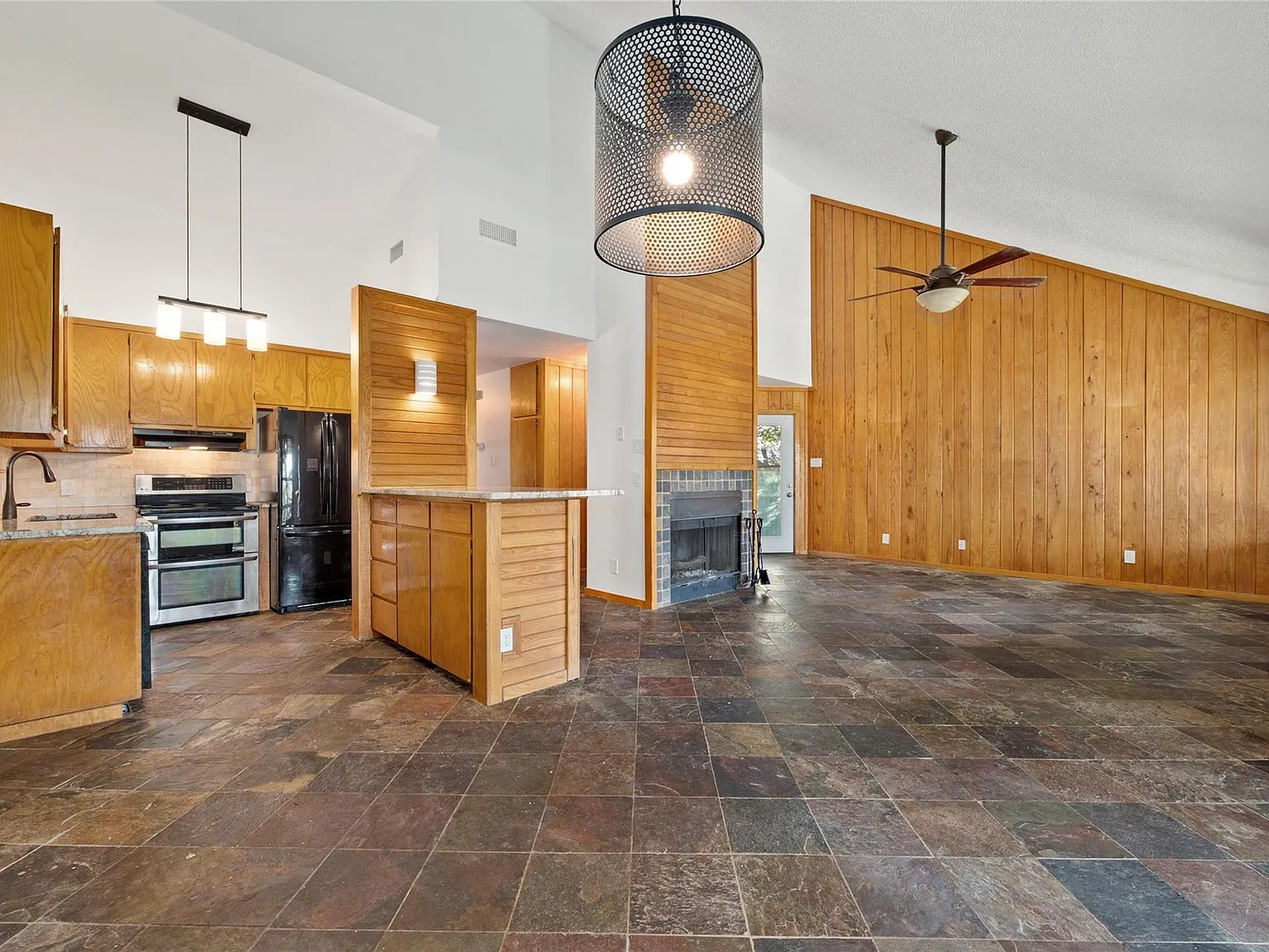 3 bed, 2.0 bath, 1217 sqft, $2,200 — Photo 2