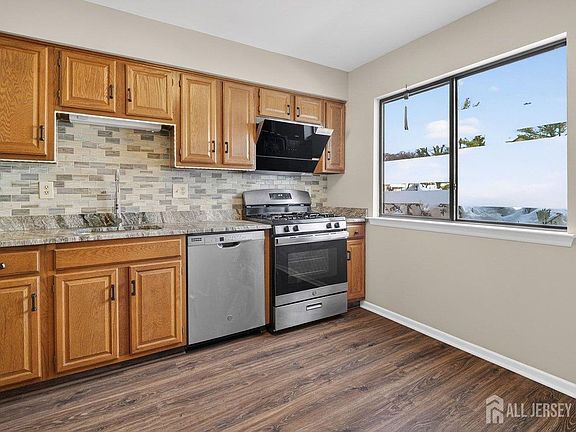 4th image of 49 Hampshire Dr