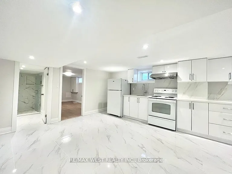 4 Sutherland Ave #BASEMENT — Photo 1