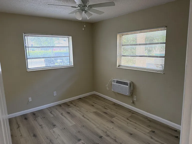1004 NW 2nd St #1 — Photo 7