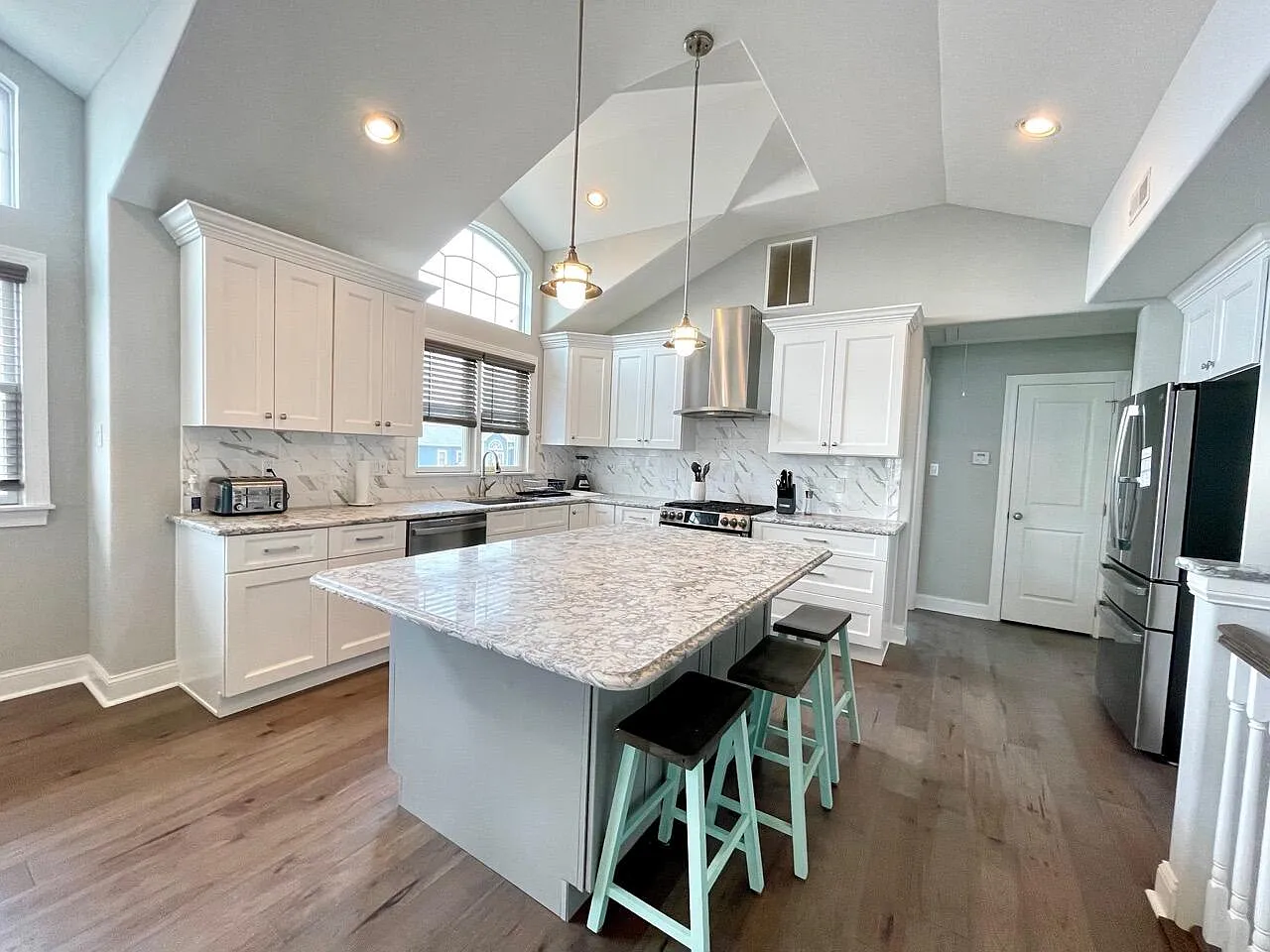6 bed, 4.5 bath, 2200 sqft, $3,000 — Photo 3