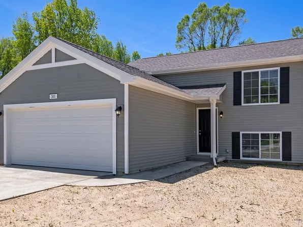 204 Wildflower Dr, Hillsdale, MI 49242