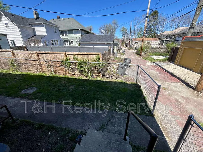 514 E 33rd St — Photo 20