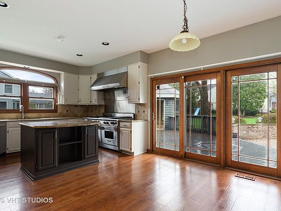 3rd image of 27 S Royal Oak Dr