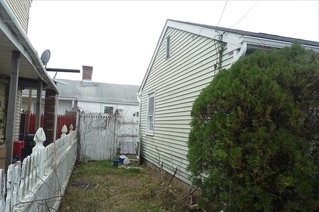 2nd image of 464 Harbor Rd
