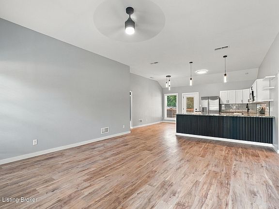 4th image of 180 Azure Dr