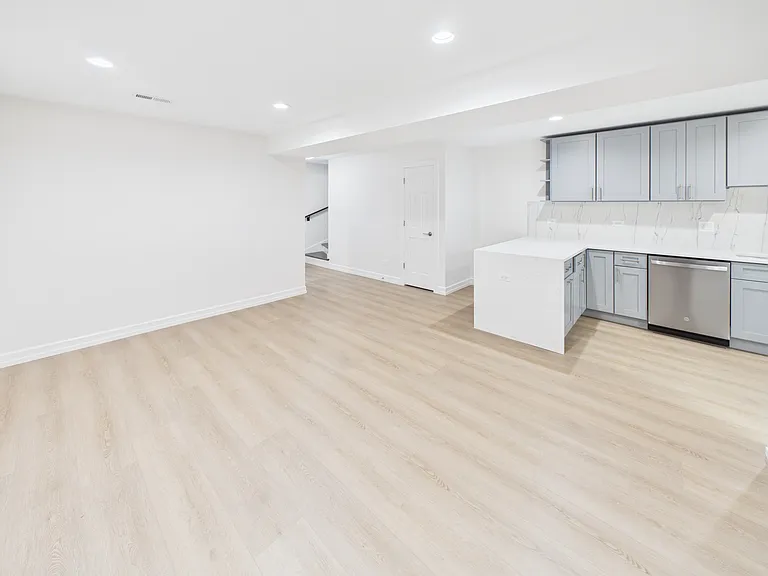 2421 W Lexington St #G — Photo 30