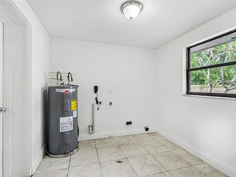 913 Lytle St SW — Photo 15