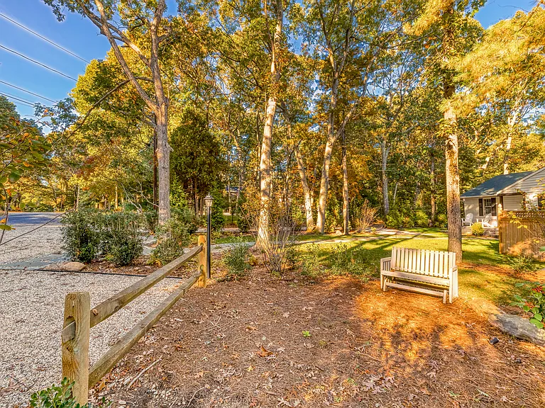 Laurel Ln — Photo 10