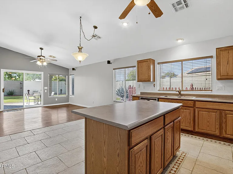 15481 W Mauna Loa Ln — Photo 2