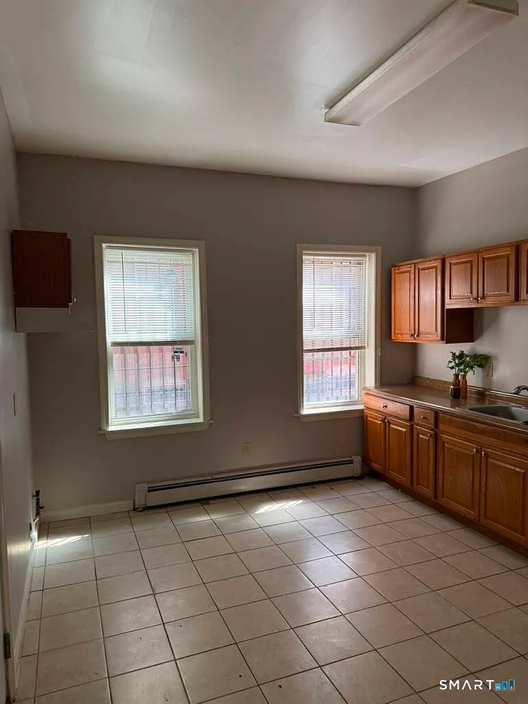 3 bed, 1.0 bath, 1144 sqft, $1,600 — Photo 4