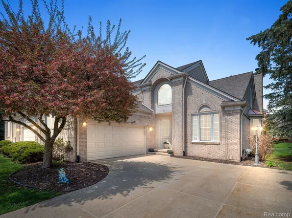 1315 Copper Cir, Rochester, MI 48306