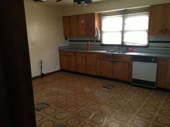 5th image of 17000 Le Claire Ave