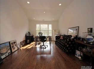 29 Wilkshire Cir, Manhasset, NY 11030