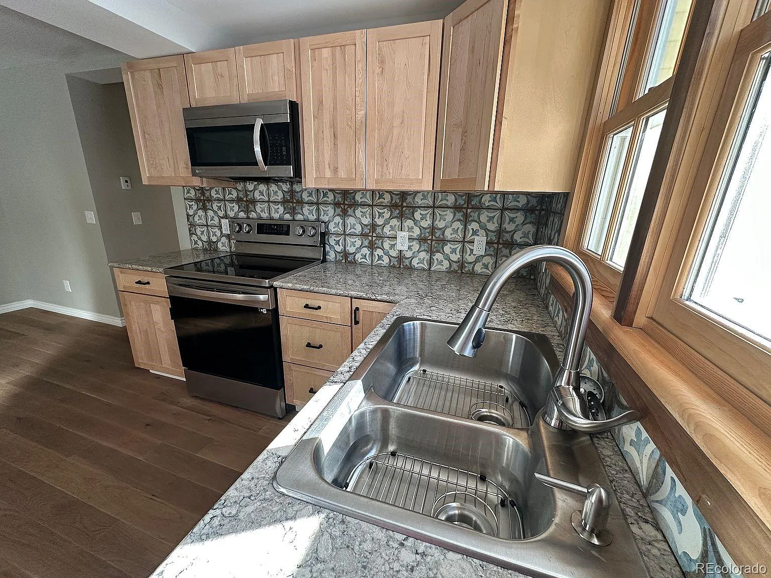 3 bed, 2.0 bath, 1200 sqft, $2,400 — Photo 2