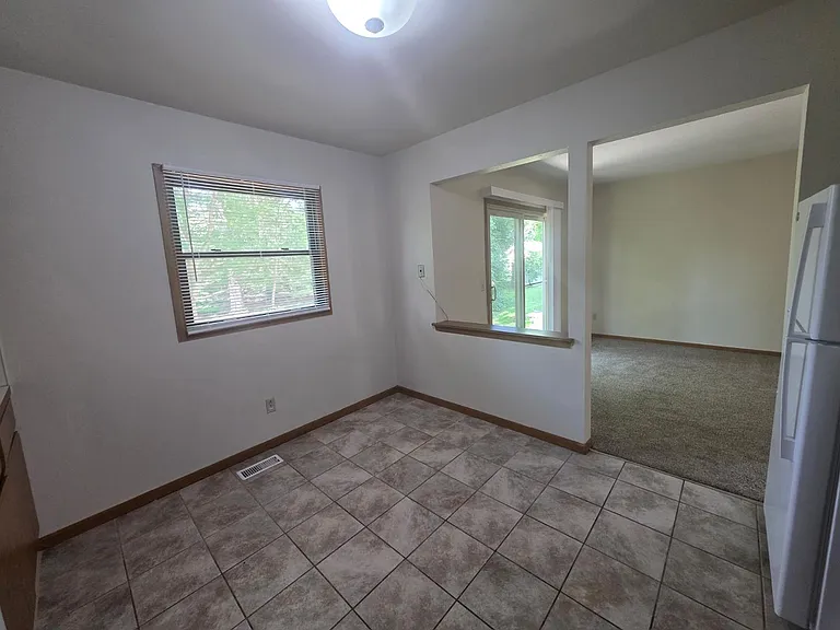 1009 Valley Side Dr — Photo 8