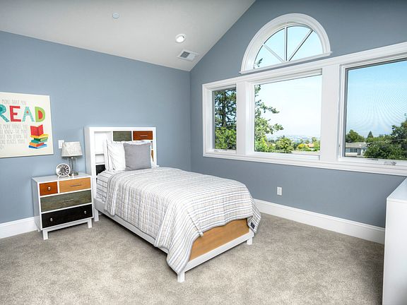 4th image of 1090 Lakeview Way