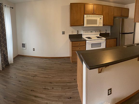 Kitchen Nook lets in a lot of light!. New Refrigerator and flooring!