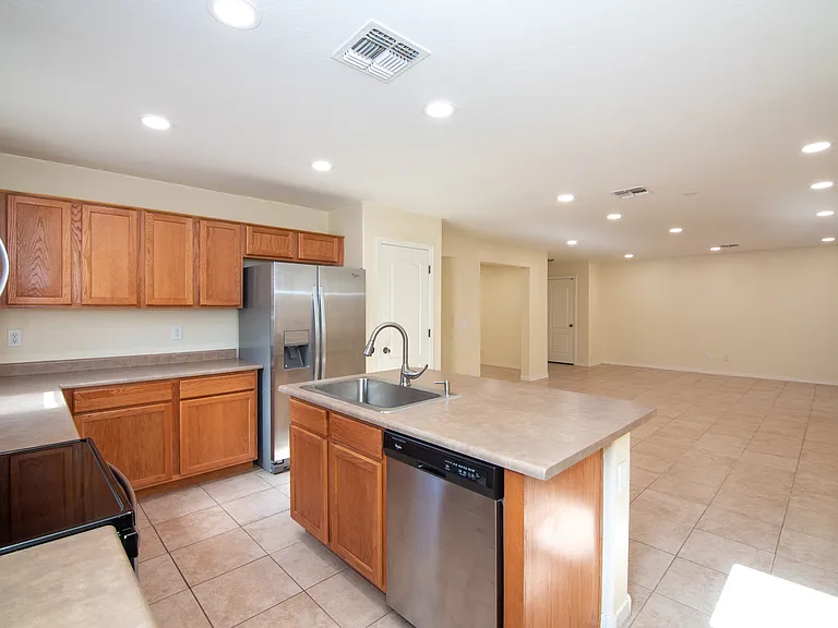 915 W Desert Hills Dr — Photo 10