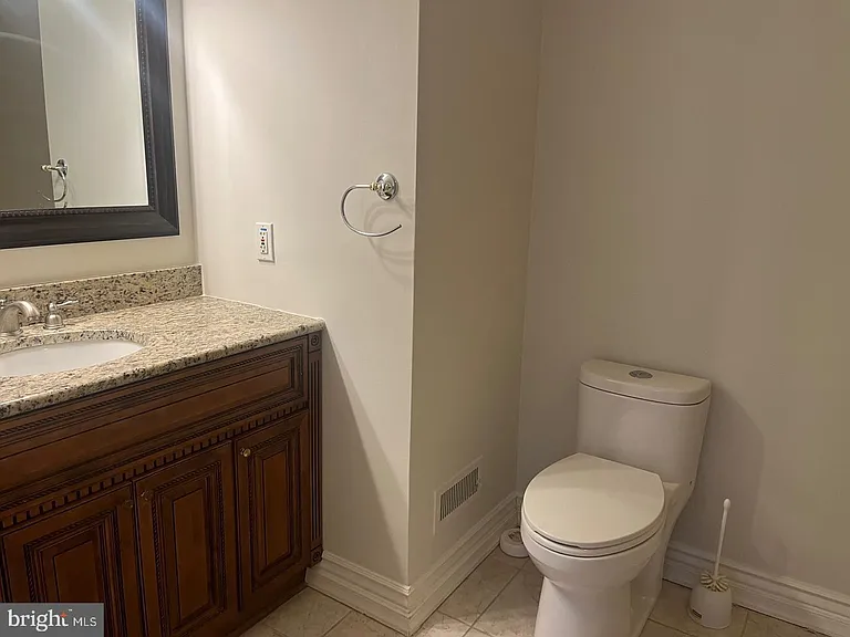105 Montrose Ave #105 — Photo 16