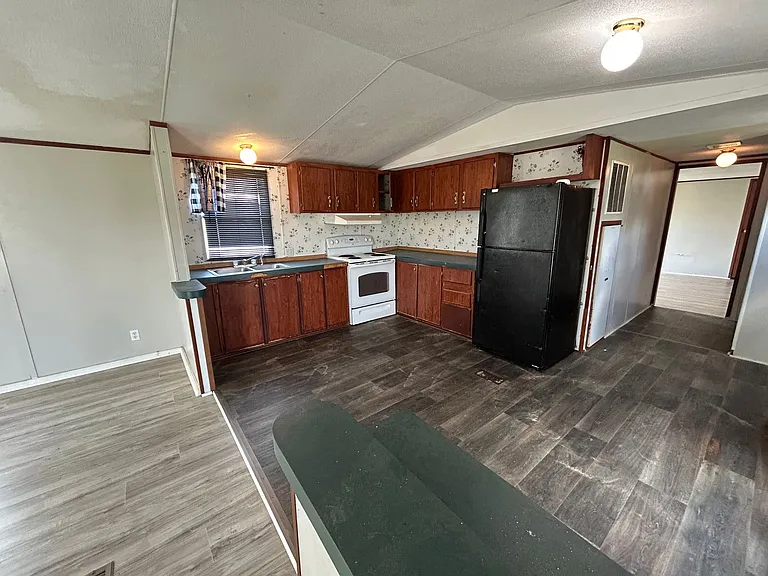 310 Walker Ct — Photo 3