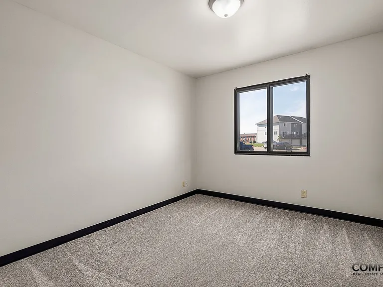 1025 W. MacArthur Avenue — Photo 9
