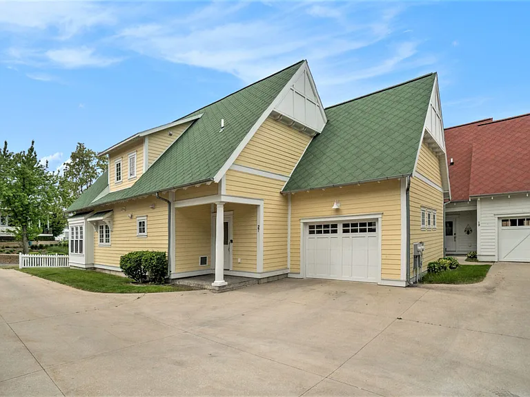 27 Howard Ave — Photo 4