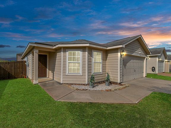 3rd image of 985 Lake View Cir W