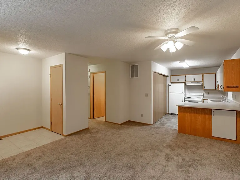 331 Hillcrest Dr SE — Photo 1