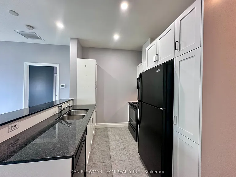 44 Bond St W #607 — Photo 7